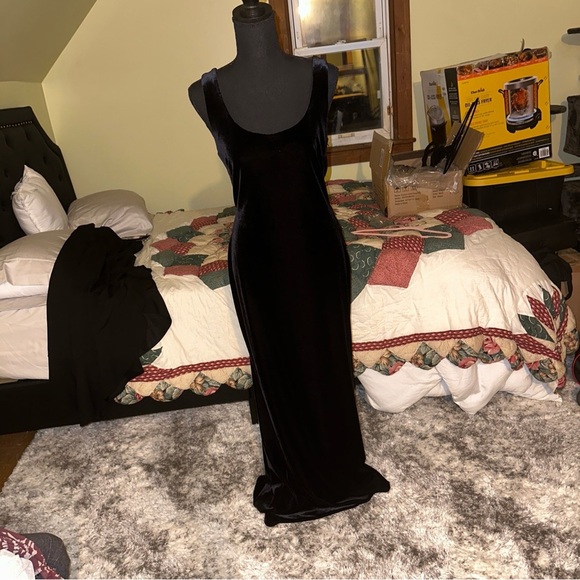 Vintage Niki Livas Black Velvet Dress - Picture 3 of 6